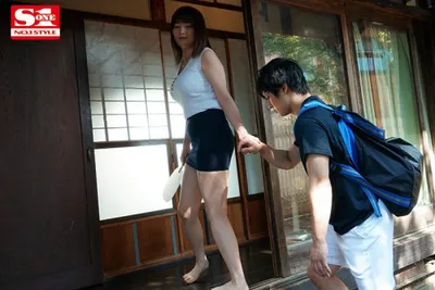 Anh chàng dâm dục cu khi nhìn trộm em họ địt trộm với chồng