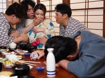 đưa vợ đi suối nước nóng, chồng không biết người vợ bị người khác địt sấp mặt