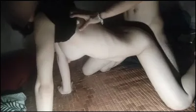 Tranh thủ lúc con ngủ hai bà xã ông xã lén lút làm tình - 2