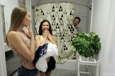 Hai đứa eny cùng cha khác má lắm trò