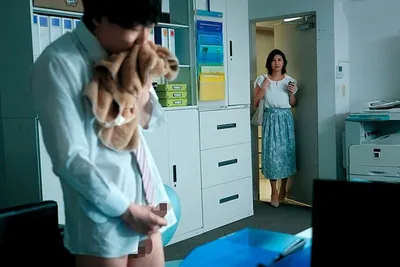 đang thủ dâm thì bị cô vợ của chủ tịch nhìn thấy, nhưng chị ấy thật tâm lý