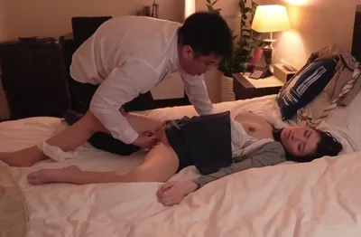 Biết em thư ký sắp kết hôn, sếp chuốc thuốc mê nắc cô nàng cả đêm trong chuyến công tác