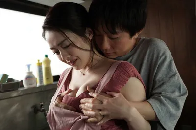 Cậu con trai ở nhà làm tình mẹ kế trong khi bố đã đi bàn việc làm ăn xa