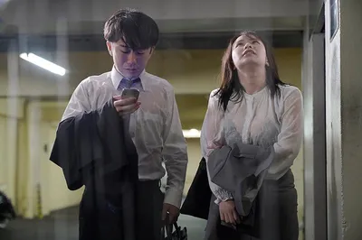 Kẹt lại nhà nghỉ với tiền bối nữ sau một cơn mưa ướt đẫm