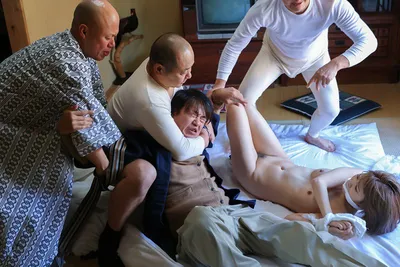 Chồng nhìn cô vợ bị những tên tù vượt ngục cưỡng hiếp