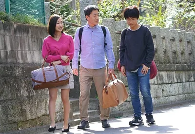 Cậu con trai phang mẹ kế trẻ trong một chuyến đi nghỉ dưỡng gia đình