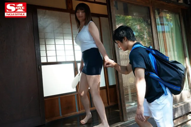 Anh chàng dâm dục cu khi nhìn trộm em họ địt trộm với chồng