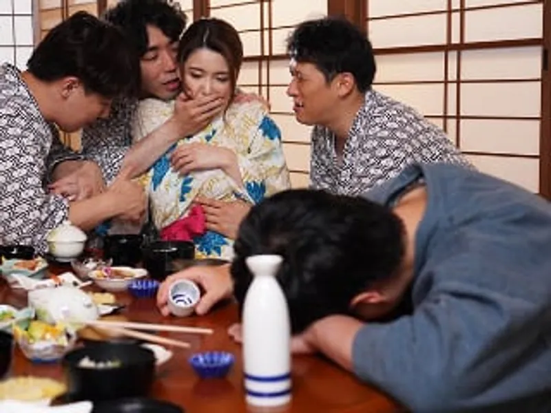 đưa vợ đi suối nước nóng, chồng không biết người vợ bị người khác địt sấp mặt