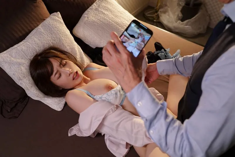 Tiền bối chuốc thuốc em thư ký bắt đụ cả đêm khi đi công chuyện xa