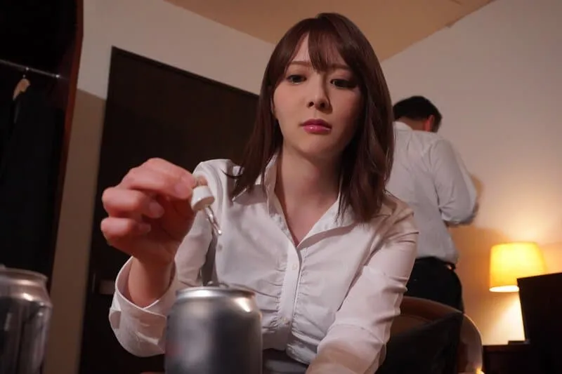 Chuyện lạ khi em thư ký chuốc thuốc anh trưởng phòng để xxx trong chuyến công tác