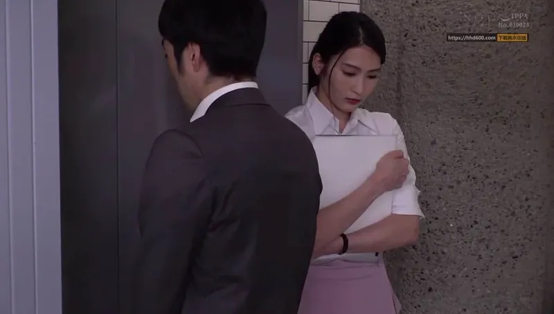 Em thư ký khổ tâm bị cấp trên bắt vào nhà nghỉ phục vụ đối tác