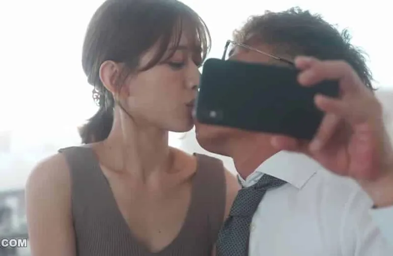 Thấy bà xã hơi lạ, anh xã xem điện thoại cô vợ và thấy cảnh xoạc với tiền bối của mình