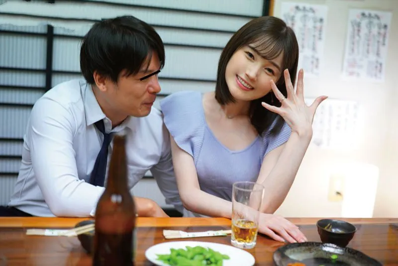 Bà xã xin gã chồng đi họp lớp rồi mất liên lạc sau khi tình cũ đưa vào khách sạn