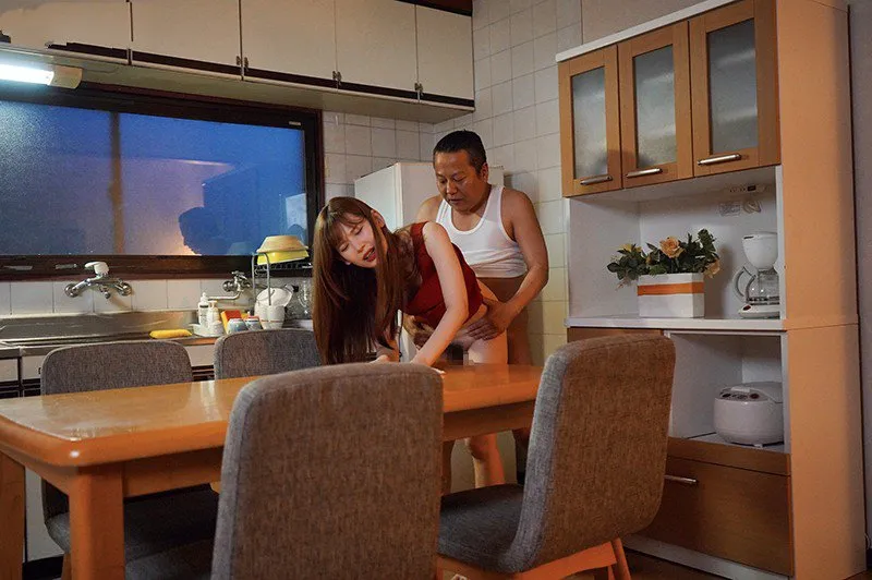 Con gái bị anh xã mới của mẹ chịch mỗi ngày, cho dù đã có người yêu