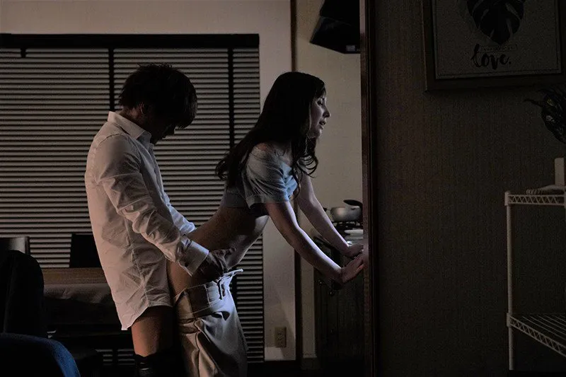 Tiền bối đi công tác, cậu nhân viên đến nhà nắc người vợ ông ấy