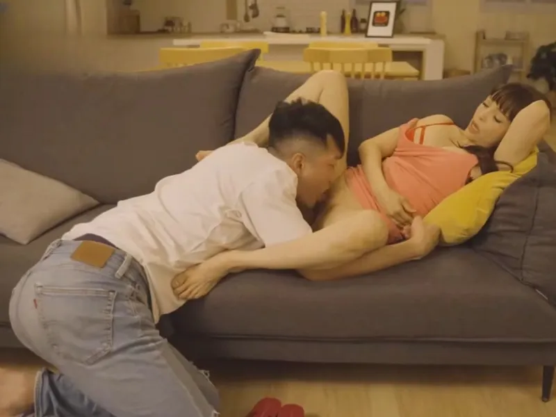 Dì thiếu thốn tình dục nên rủ cháu trai cùng chơi cưỡi ngựa hứa cho vét máng